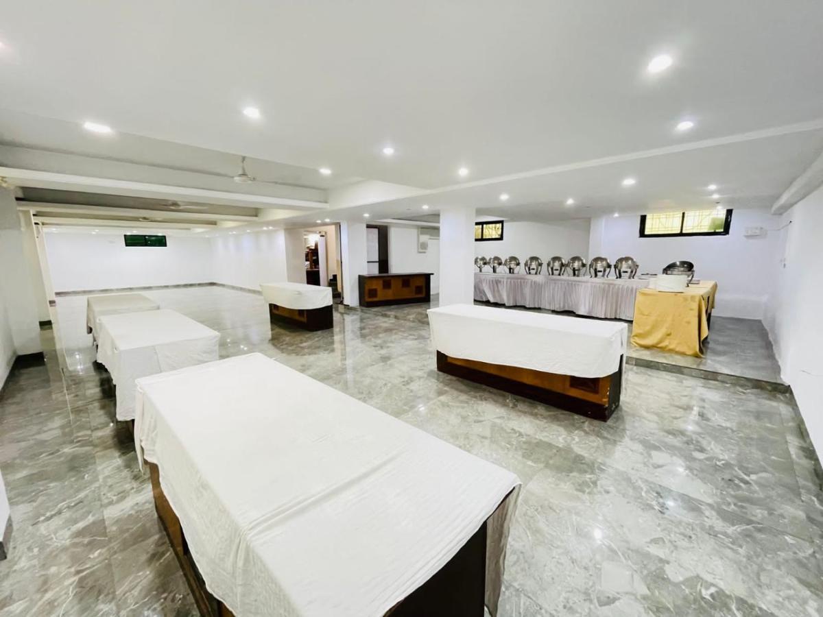 Hotel Holiday Pride Aurangabad  Exteriör bild