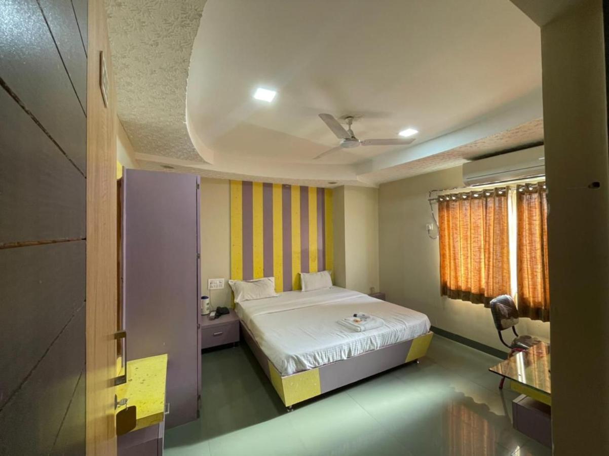 Hotel Holiday Pride Aurangabad  Exteriör bild